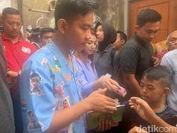 Pakai Kemeja Gemoy, Gibran Bagi Buku Tulis-Susu ke Bocah Poris Tangerang