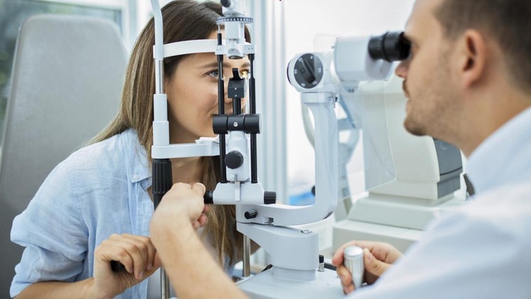 cek mata Doctor and patient in ophthalmology clinic