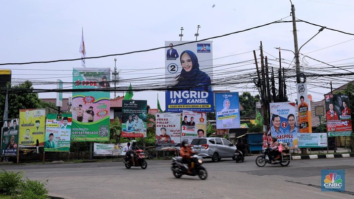 Deretan Baliho Caleg dipasang di simpang jalan Cinere Raya, Depok, Jawa Barat, Senin, (4/12). (CNBC Indonesia/Muhammad Sabki)