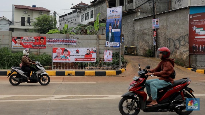 Deretan Baliho Caleg dipasang di simpang jalan Cinere Raya, Depok, Jawa Barat, Senin, (4/12). (CNBC Indonesia/Muhammad Sabki)