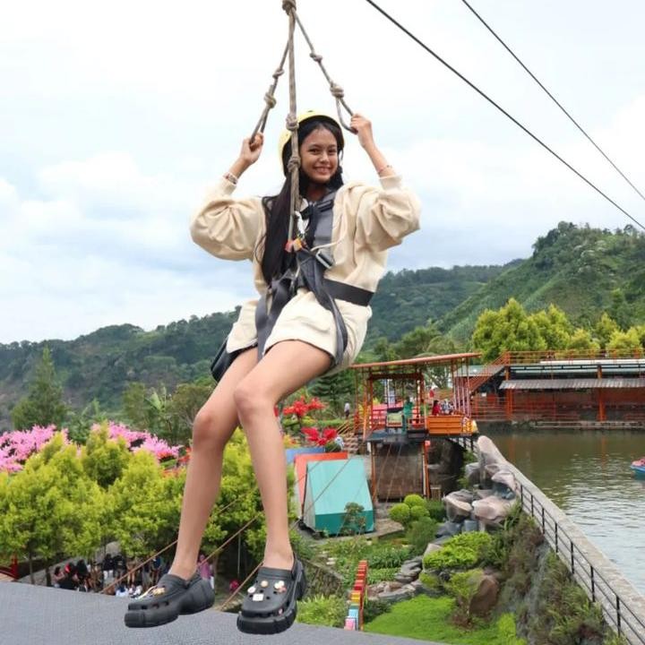 <p>Memiliki nama lengkap Venesya Vixel Agustine, perempuan dengan senyum manis ini baru berusia 15 tahun dan lahir pada 6 Agustus 2008. (Foto: Instagram @vanesya.vi)</p>