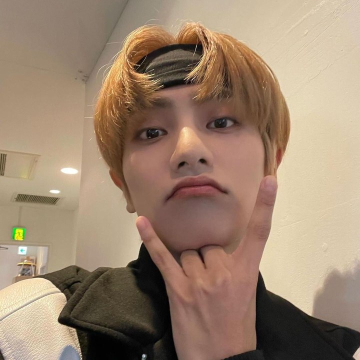 <p>Kemudian ia juga tampak menggunakan <em>headband</em> yang dianggap menjadi salah satu ciri khas V BTS. Bagaimana, Bunda? Semakin mirip, ya? (Foto: Instagram @official_waker)</p>