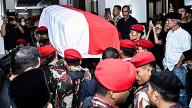 FOTO: Jenazah Doni Monardo Tiba di Rumah Duka