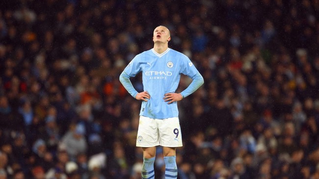 Bintang Manchester City Erling Haaland terekam menyingkirkan kamera usai pertandingan melawan Chelsea gara-gara frustrasi tak bisa cetak gol.