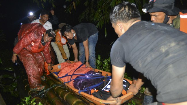 Sebanyak tiga dari 11 pendaki yang tewas akibat erupsi Gunung Marapi, Sumatera Barat akhirnya berhasil dievakuasi oleh tim gabungan.