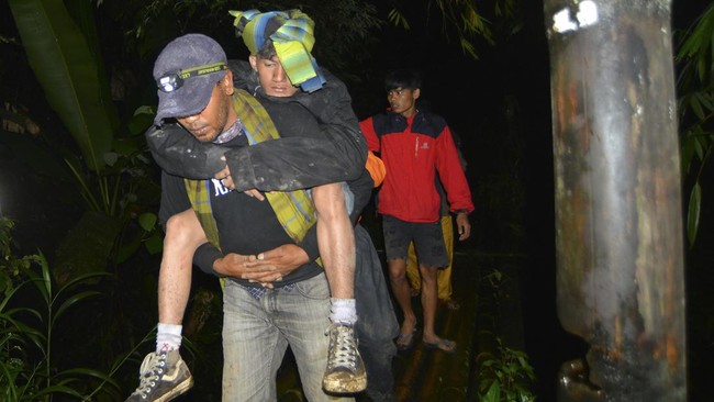 Tim SAR masih mencari keberadaan 12 pendaki Gunung Marapi yang terdampak erupsi. Sebelumnya, ada 11 pendaki dinyatakan tewas.