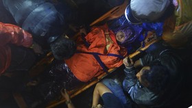 FOTO: Dramatis Evakuasi Pendaki Terjebak Erupsi Gunung Marapi