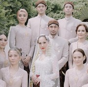 Detail Gaya Bridesmaid dan Groomsmen di Pernikahan BCL dan Tiko, Tradisional & Elegan!