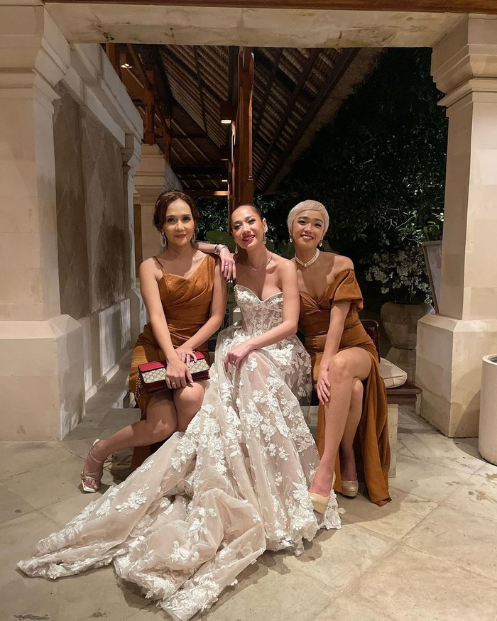 Detail Gaya Bridesmaid dan Groomsmen Pernikahan BCL dan Tiko