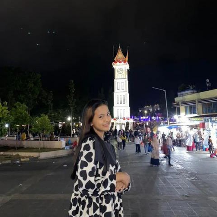 <p>Vanesya diketahui berasal dari Kota Padang. Dalam salah satu foto yang diunggah di Instagram, ia tampak berpose dengan latar Jam Gadang yang ikonik. "Padang adalah kampung halaman saya, namun sangat sulit kembali ke sana lagi," tulis Vanesya. (Foto: Instagram @vanesya.vi)</p>