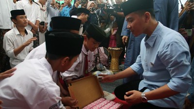 Biaya Program Makan Siang dan Susu Gratis Prabowo Rp1 Triliun per Hari Biaya program makan siang dan susu gratis yang diusung Prabowo-Gibran mencapai Rp1 triliun per hari.
