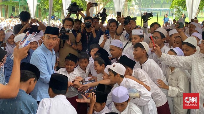 Seorang siswa SD Pondok Pesantren Assshiddiqiyah Tangerang menitipkan salam untuk capres Prabowo Subianto saat bertemu cawapres Gibran Rakabuming Raka.