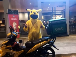Kocak! Driver Ojol Ini Pakai Kostum Pikachu untuk Antar Makanan