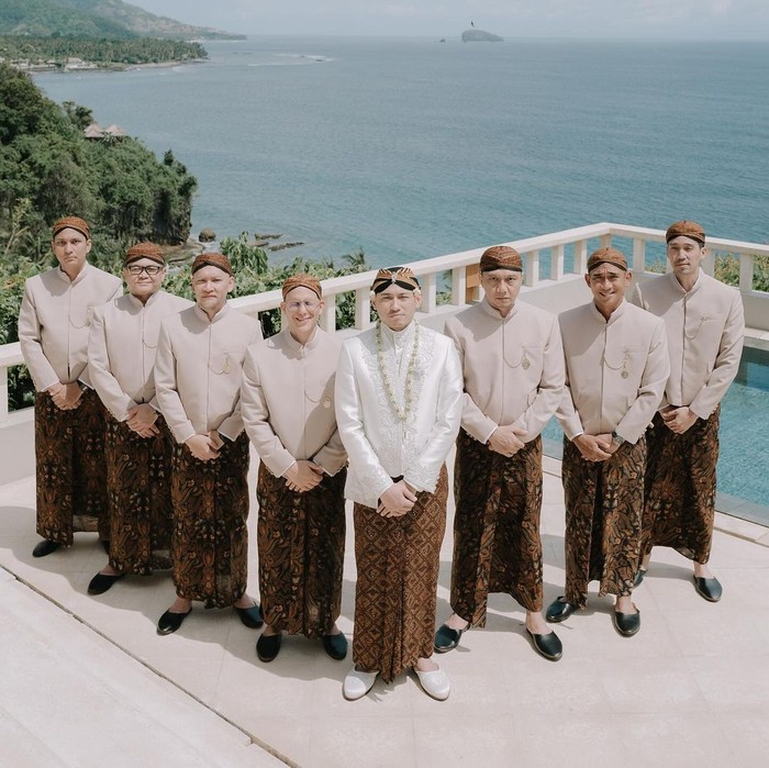 Detail Gaya Bridesmaid dan Groomsmen Pernikahan BCL dan Tiko