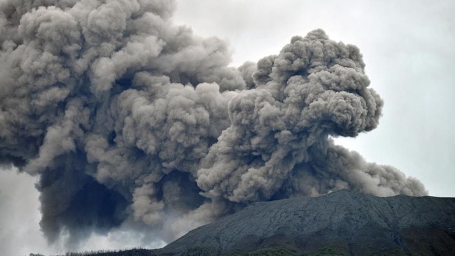 Meski akinya sempat dicuri, alat deteksi dini erupsi beroperasi normal saat Gunung Marapi, Sumatra Barat, meletus pada Minggu (3/12).
