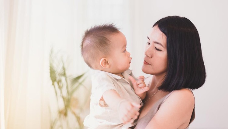 Ilustrasi Menggendong Bayi Baru Lahir