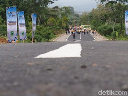 Mulusnya Jalan Cipari-Cisantana yang Punya Latar Gunung Ciremai