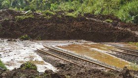 FOTO: Jalur Kereta Api Tertimbun Longsor di Banyumas