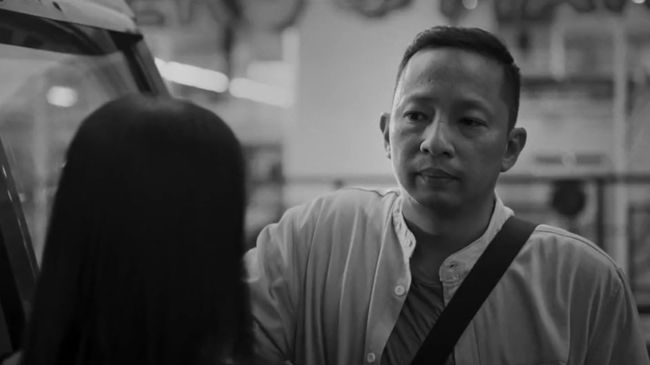 Sinopsis Jatuh Cinta Seperti di Film-film: seorang penulis skenario mengangkat kisah asmaranya terhadap cinta lamanya secara diam-diam.