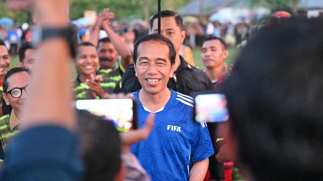 Jokowi mengundang sejumlah menteri dan para relawan untuk nobar laga semifinal Piala Asia U-23, di Istana Kepresidenan, Jakarta.