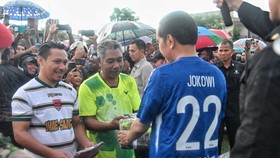 Jokowi Main Bola Lagi, Kali Ini Pakai Baju Biru Nomor 22