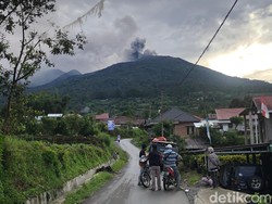 Hambatan Evakuasi Pendaki Sebab Marapi Masih Erupsi