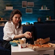 3 Makanan yang Ternyata Berbahaya untuk Dikonsumsi di Malam Hari