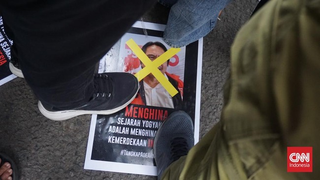 Ade Armando menyatakan akan patuh walaupun dipecat oleh Ketua Umum PSI Kaesang putra Jokowi usai sentil dinasti politik di Yogyakarta.