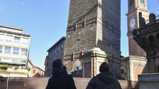 FOTO: 'Menara Miring' Simbol Kota Bologna di Ambang Keruntuhan