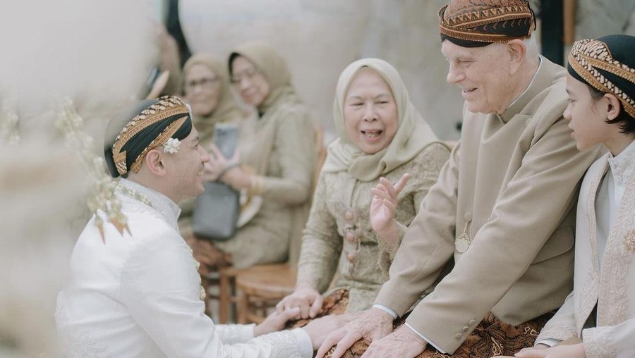 Noah Sinclair di pernikahan sang ibunda, BCL. Noah Sinclair di pernikahan sang ibunda, BCL.