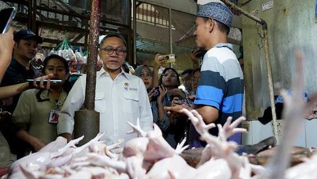 Menteri Perdagangan, Zulkifli Hasan, melakukan pemantauan kestabilan harga bahan pokok di Pasar Johar Baru, Jakarta, Senin (4/12).