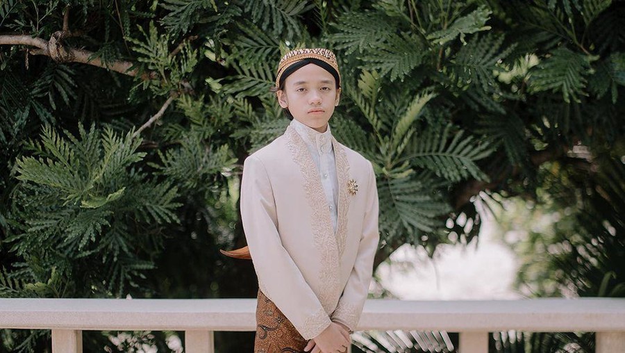 Potret Noah Sinclair di pernikahan sang ibunda, BCL.