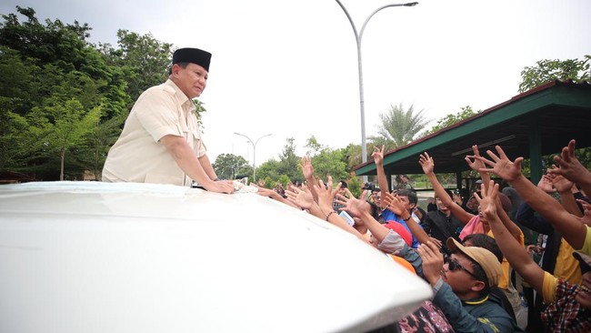 "Jangan nanya-nanya debat ya, debat kumaha engke," ujar Prabowo menjawab wartawan soal debat pertama capres pada Selasa malam ini.