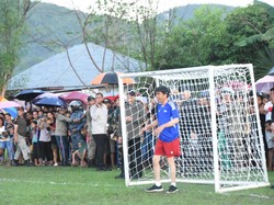 Momen Jokowi Jadi Kiper saat Main Bola Bersama Warga di NTT
