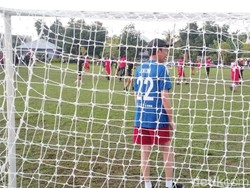 Jokowi Jadi Kiper Main Bola dengan Warga Labuan Bajo, Kebobolan 1 Gol