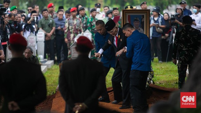 FOTO: Prosesi Pemakaman Doni Monardo di Taman Makam Pahlawan Kalibata