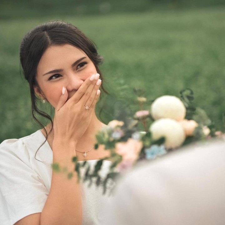<p>Dalam potret yang diunggah, Rachell Yahya tampil cantik mengenakan busana semi formal bernuansa putih klasik. Rambutnya ditata dengan <em>hairdo</em> yang cantik, lengkap dengan gaya makeup <em>simple</em> untuk wajahnya. (Foto: Instagram @rachellyahya @helmyyahya)</p>