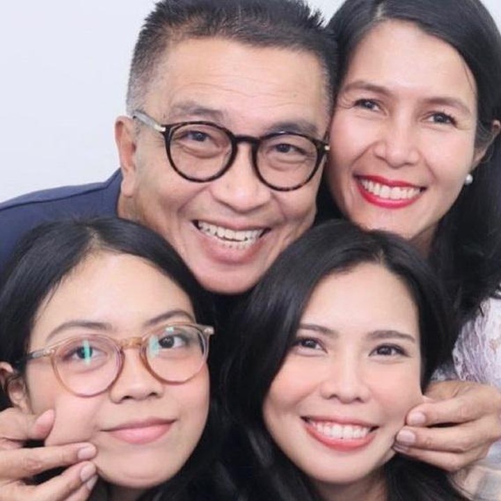 <p>Untuk Bunda ketahui, Rachell Yahya adalah putri dari Helmy Yahya yang lahir pada 1 Desember 1997. Kita doakan semoga pernikahan mereka berjalan lancar ya, Bunda. (Foto: Instagram @rachellyahya @helmyyahya)</p>