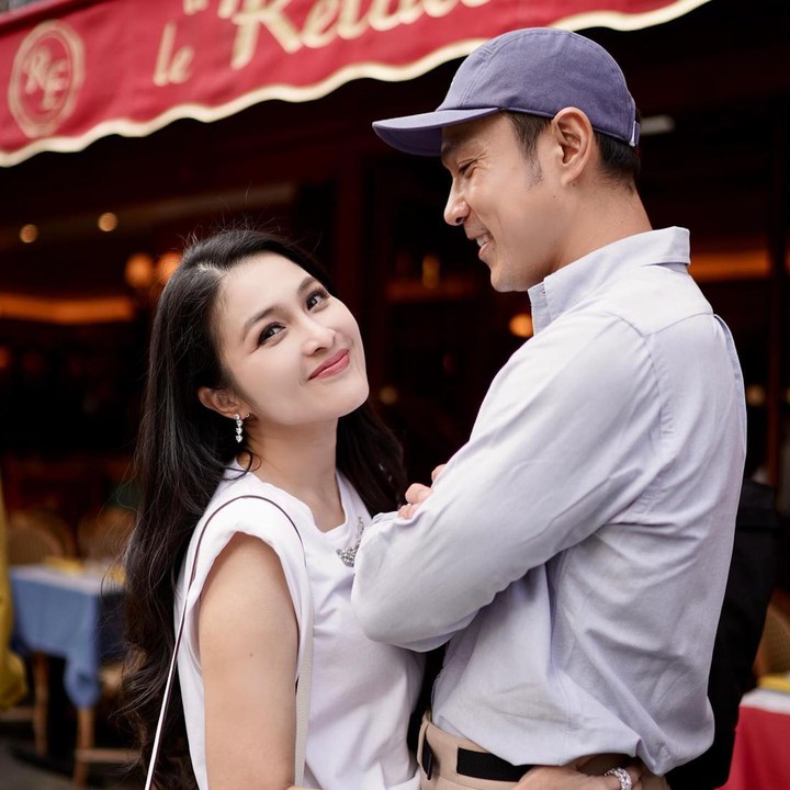 <p>Pernikahan mereka sudah berjalan selama 7 tahun. Kebahagiaan keduanya pun semakin terasa lengkap karena dikaruniai dua anak laki-laki bernama Raphael Moeis dan Michael Moeis. (Foto: Instagram @sandradewi88)<br /><br /><br /></p>