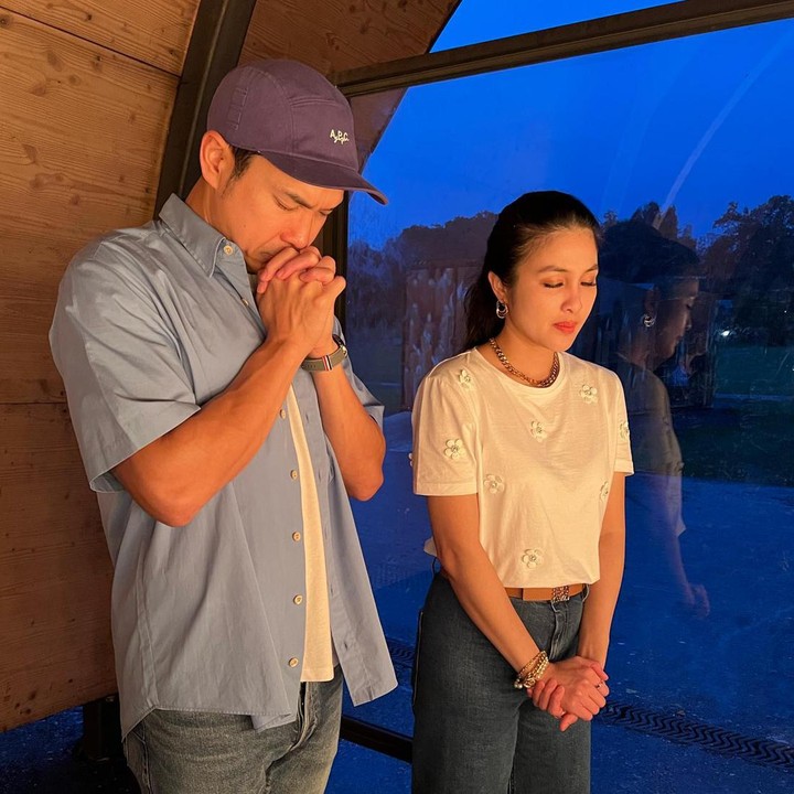 <p>Potret-potret kebersamaan Sandra dan sang suami sangat manis. Kita doakan agar keluarga ini selalu bahagia dan langgeng, ya. (Foto: Instagram @sandradewi88)<br /><br /></p>