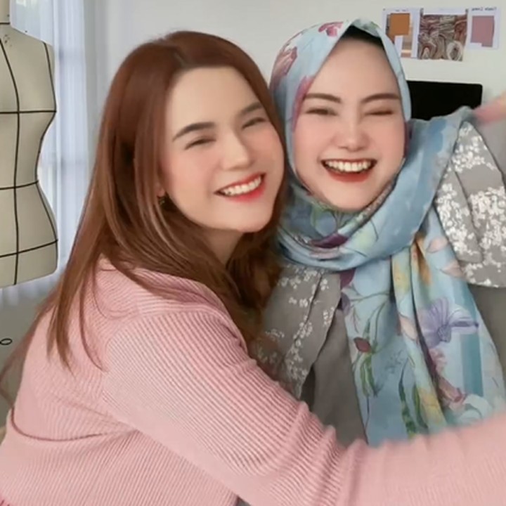 <p>Melalui kolom komentar, mereka mengenang masa lampau dan memberi doa kebaikan untuk Sinta dan Jojo. "Menolak lupa dengan sinta dan jojo, smoga makin sukses duaduanyaa," kata @sofi****. (Foto: Instagram @sisisinta)</p>