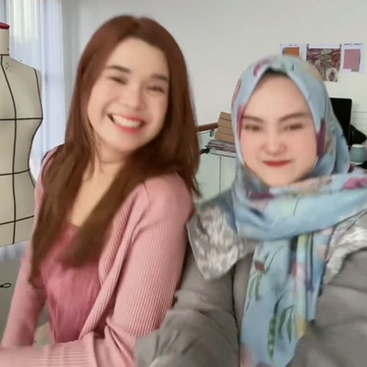<p>Dalam video tersebut, keduanya tetap terlihat enerjik dan antusias. Melihat keduanya bertemu dan membuat ulang video tersebut, banyak netizen yang meninggalkan reaksi. (Foto: Instagram @sisisinta)<br /><br /><br /></p>