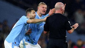FOTO: Man City Dijegal Tottenham, Haaland Meradang