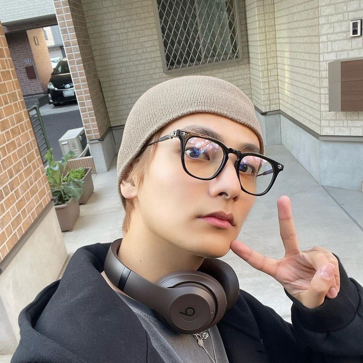 <p>Tampilannya dengan kacamata dan juga beanie di kepalanya membuat dirinya tampak mirip dengan V BTS ya, Bunda? Terlebih pose "V sign" yang menjadi andalan V BTS. (Foto: Instagram @official_waker)</p>