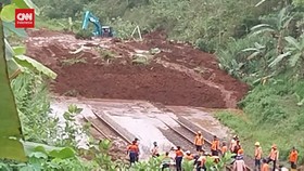 VIDEO: Tebing Longsor Tutupi Rel di Banyumas,12 Rute KA Dialihkan