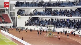 VIDEO: Rusuh PSIS vs PSS, Suporter Saling Lempar Batu dan 5 Bus Rusak