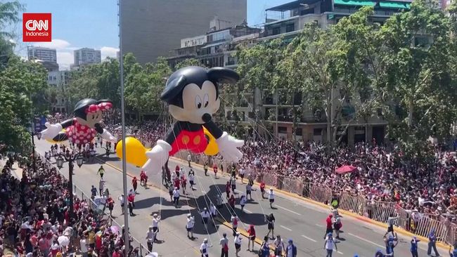 Kemeriahan Parade Natal dan Ulang Tahun ke-100 Disney di Chile