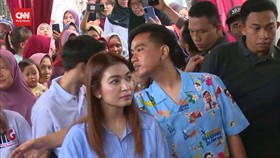 VIDEO: Selvi Temani Gibran Bagi Susu ke Anak-Anak Warga Poris Gaga