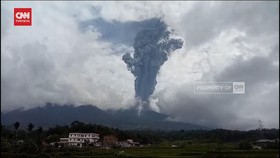 VIDEO: Gunung Marapi Masih Erupsi, 14 Kecamatan Hujan Abu dan Batu