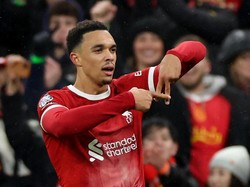 Klopp Belum Mau Geser Alexander-Arnold Jadi Gelandang